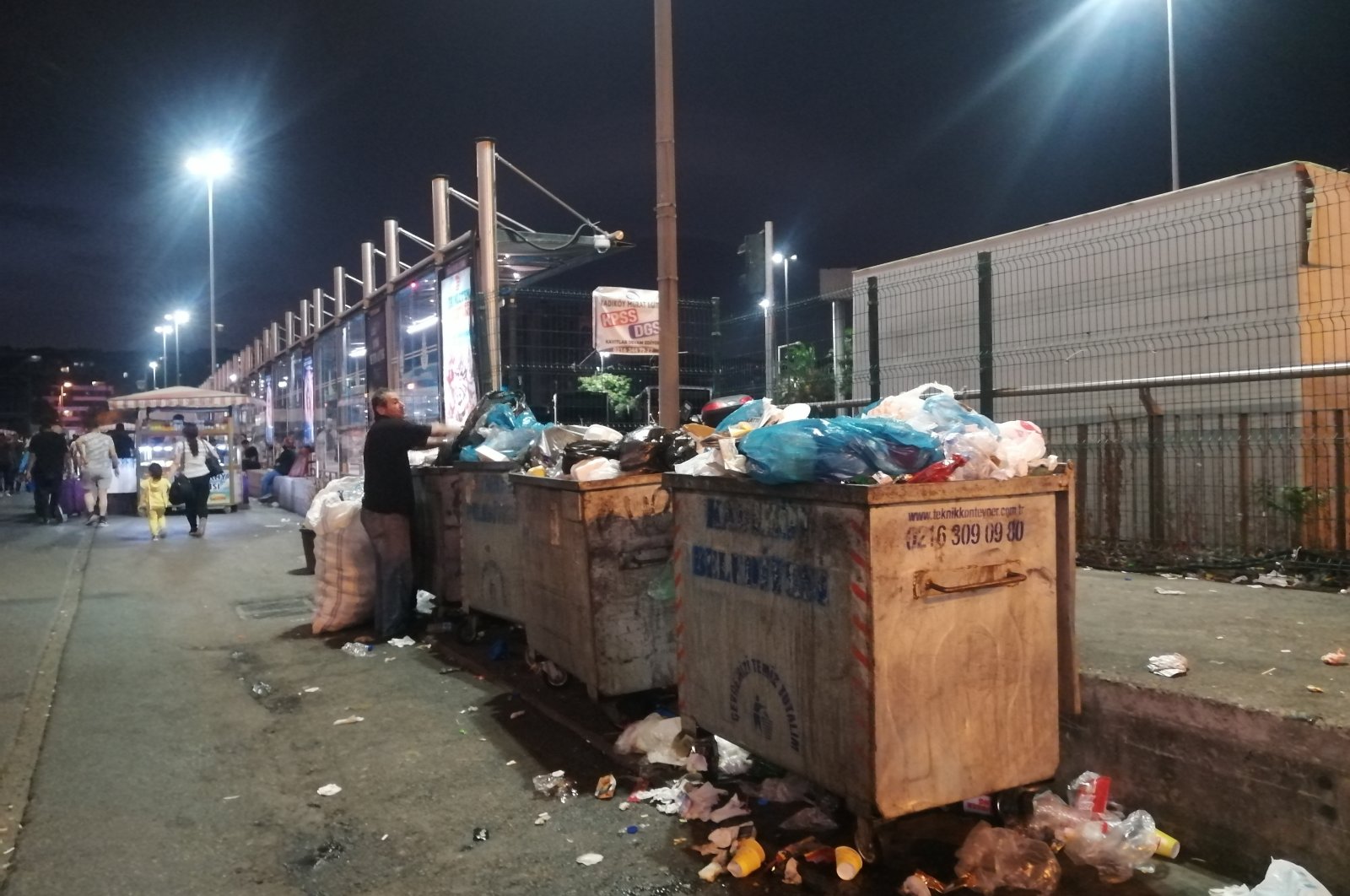 Overflowing garbage bins are seen during the weekdays at the Söğütlüçeşme stop, Istanbul, Türkiye, Aug. 16, 2023. (Photo by Sisa Bodani)