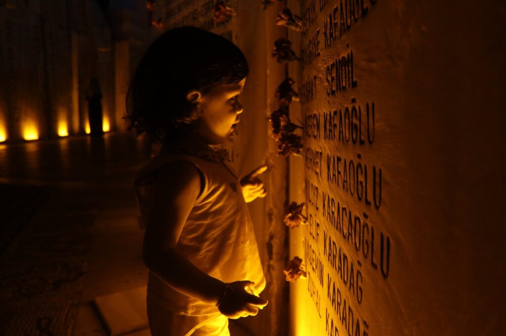 A child looks at a memorial for victims of the 1999 Marmara earthquake during a commemoration program, Yalova, Türkiye, Aug. 17, 2023. (AA Photo)