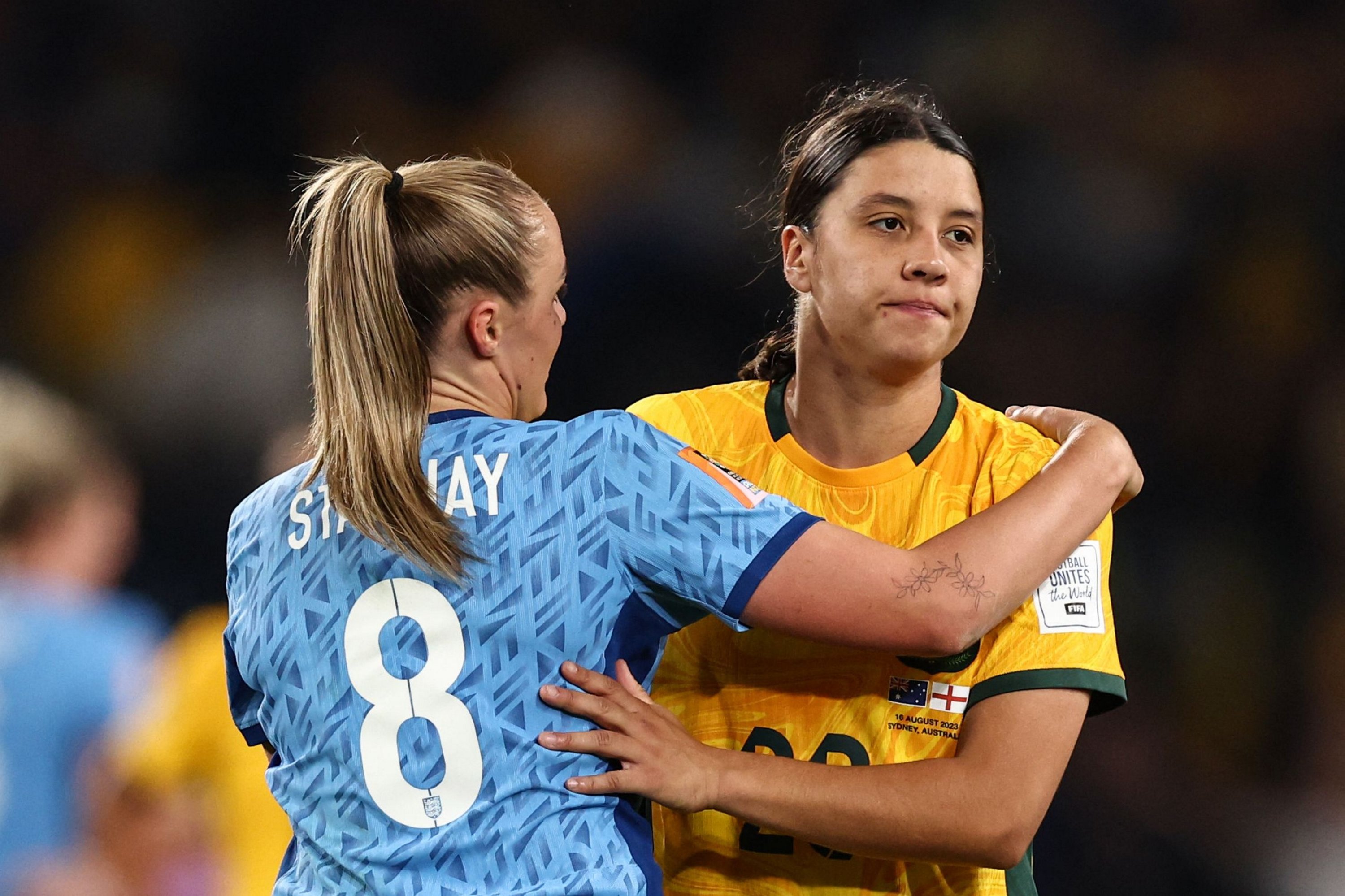 287878 England's Georgia Stanway (L) embraces Australia's Sam Kerr at the end of the Women's World Cup semifinal football match at Stadium Australia, Sydney, Australia, Aug. 16, 2023. (AFP Photo)