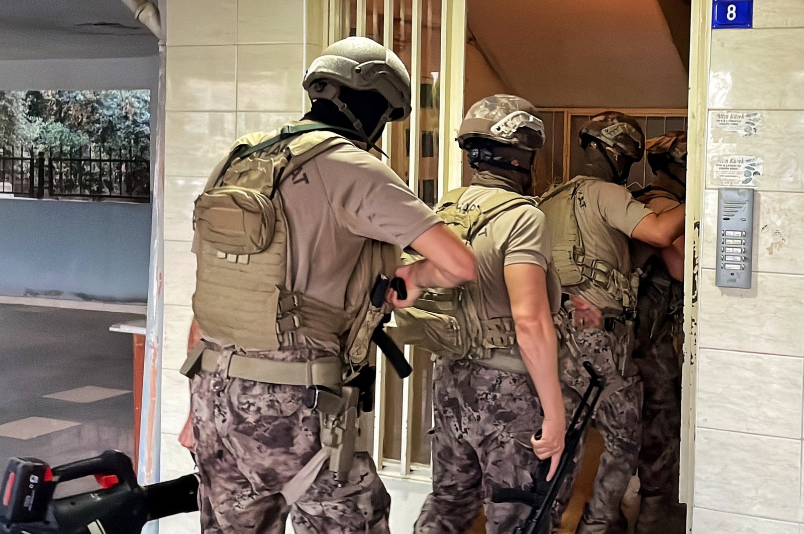 Police raid a location to capture PKK suspects in Mersin, southern Türkiye, Aug. 11, 2023. (AA Photo)