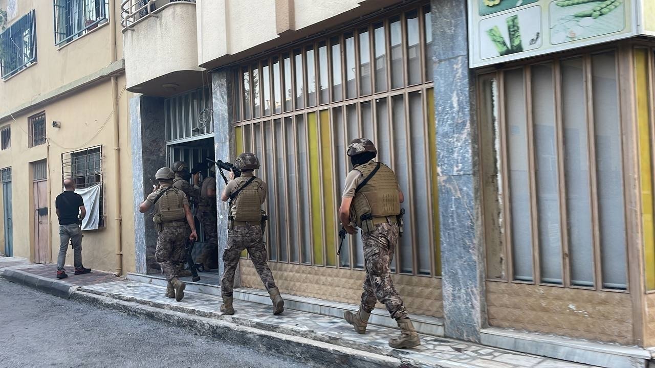 Turkish security forces raid an undisclosed address during an operation targeting Daesh terrorists in southern Mersin province, Türkiye, July 14, 2023. (AA Photo)