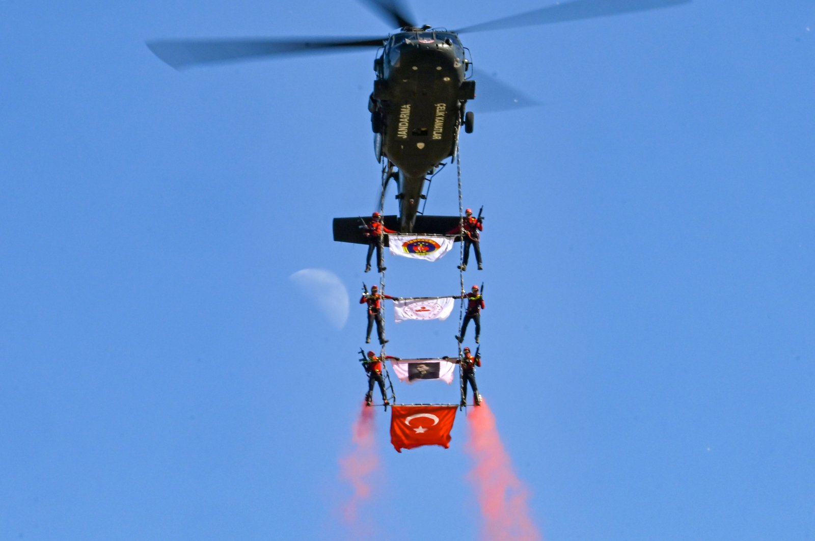 Special Gendarmerie Forces perform an aerial stunt during the celebrations for the 952nd anniversary of the Battle of Manzikert in eastern Bitlis province, Türkiye, Aug. 25, 2023. (AA Photo)