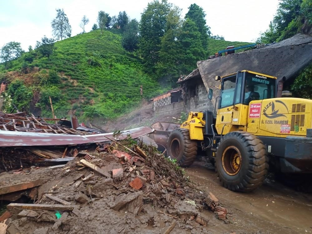 A heavy vehicle removes mud in the area of raging rainfall, Rize, northern Türkiye, Aug. 26, 2023. (IHA Photo)
