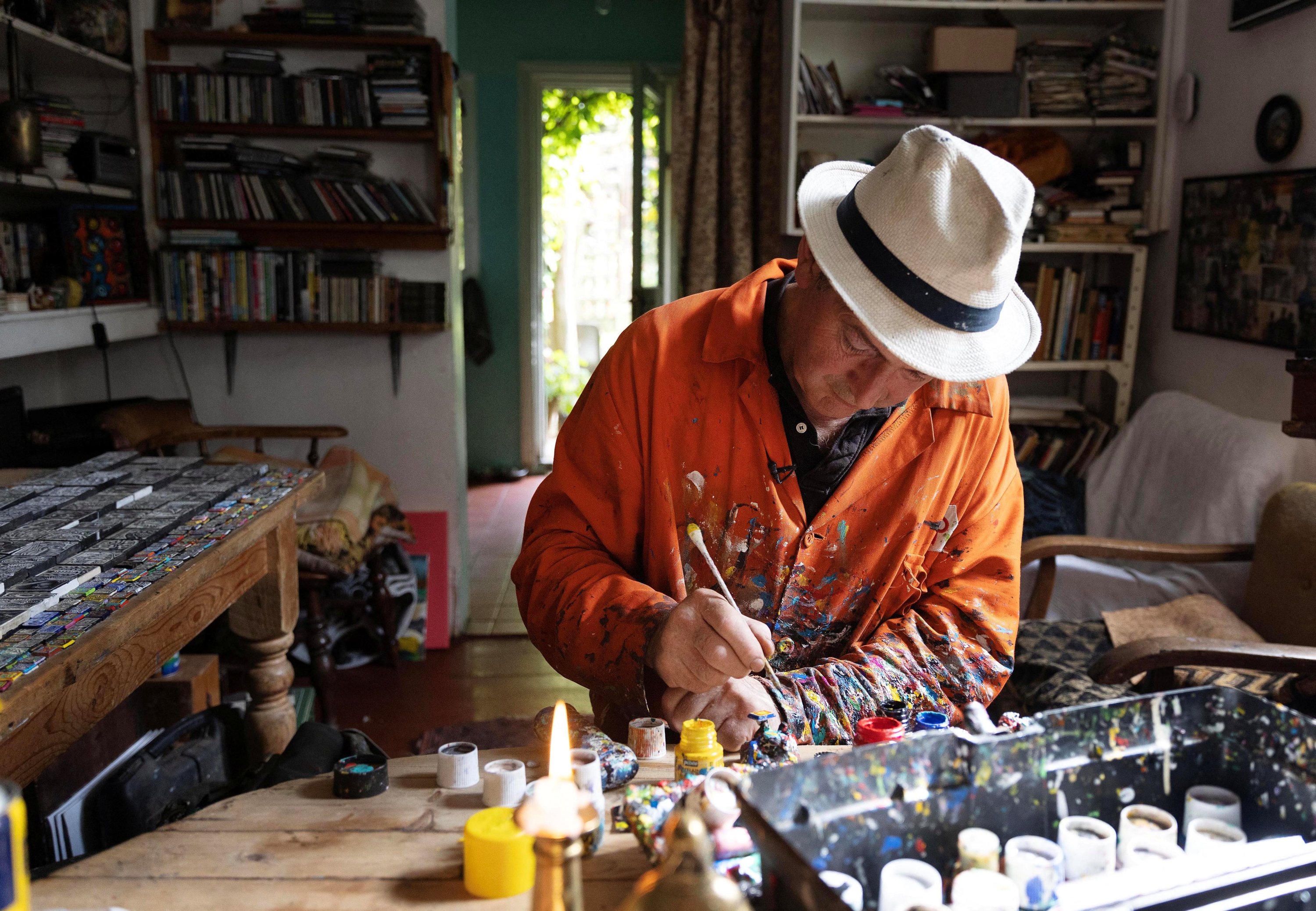 289355 Ben Wilson paints a tile piece in his home studio in Muswell Hill, London, U.K., Aug. 21, 2023. (Reuters Photo)