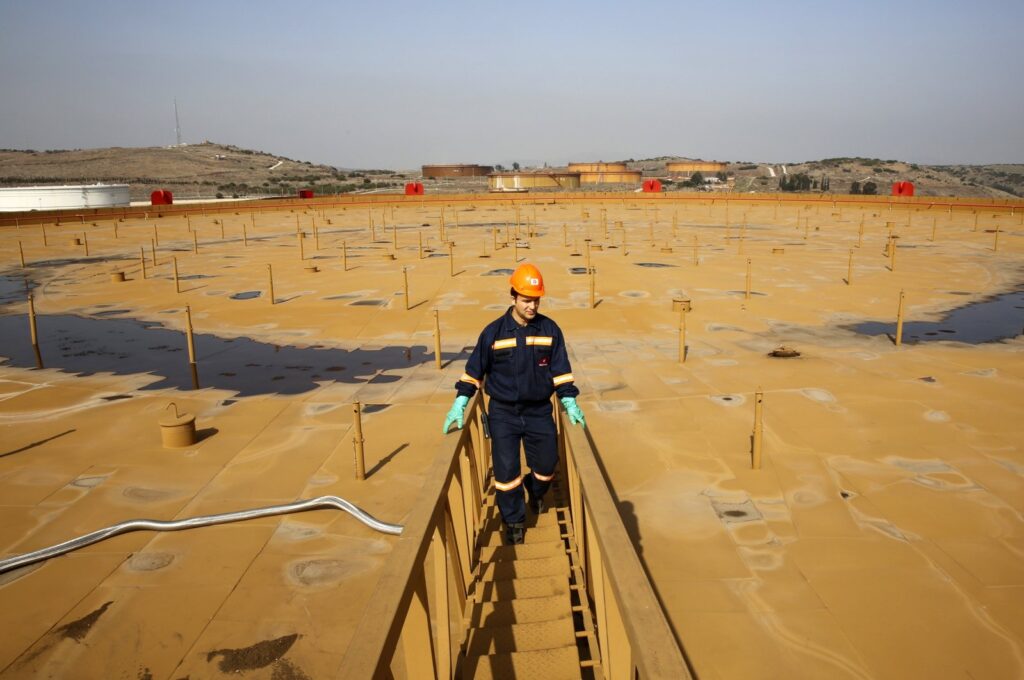 A worker walks on top of an oil tank at Türkiye's Mediterranean port of Ceyhan, some 70 kilometers (43.5 miles) from Adana, southern Türkiye, Feb. 19, 2014. (Reuters Photo)