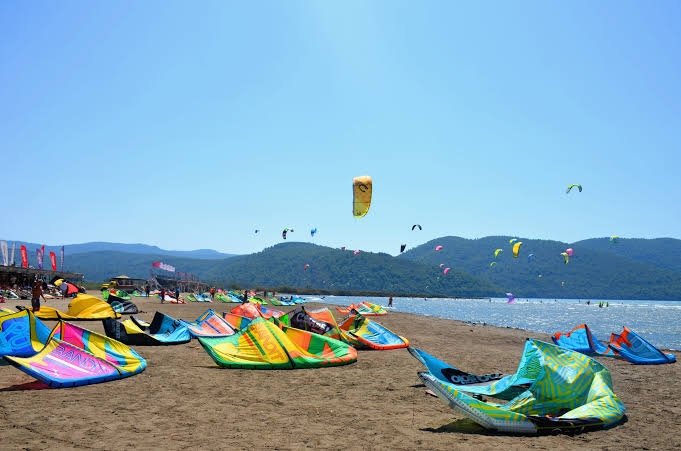 Enthusiasts kitesurf at Akyaka KiteBeach, Akyaka, Muğla, southwestern Türkiye. (Photo by Funda Karayel)