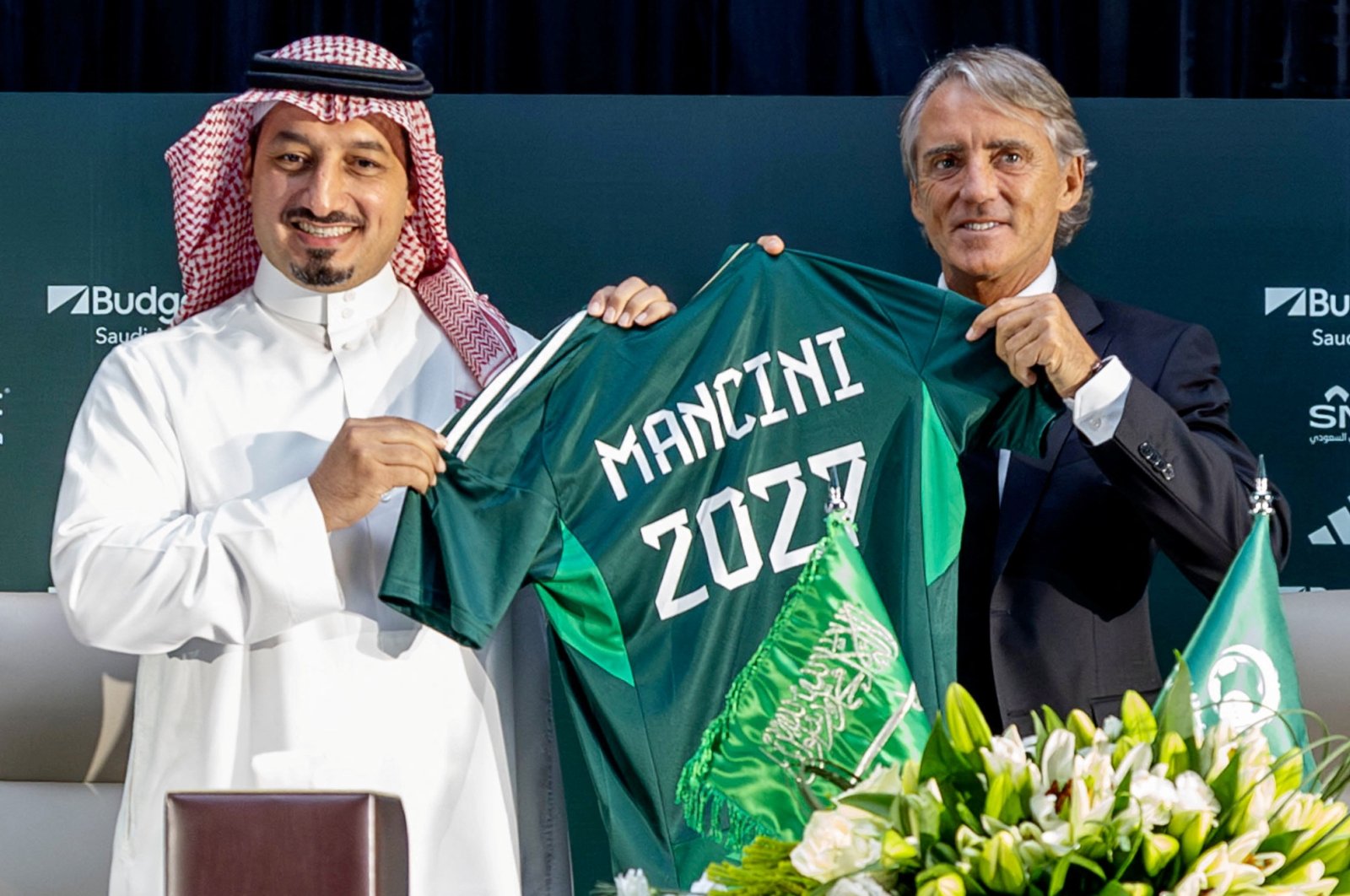 New Saudi Arabia coach Roberto Mancini poses with Yasser al-Misehal, president of Saudi Arabia Football Federation, during a news conference, Riyadh, Saudi Arabia, Aug. 28, 2023. (Reuters Photo)