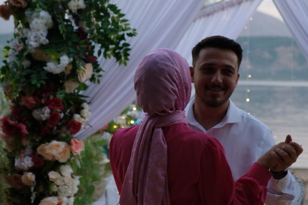 A couple dances in Tatvan, on the coast of Lake Van, Bitlis, Türkiye, Aug. 31, 2023. (IHA Photo)