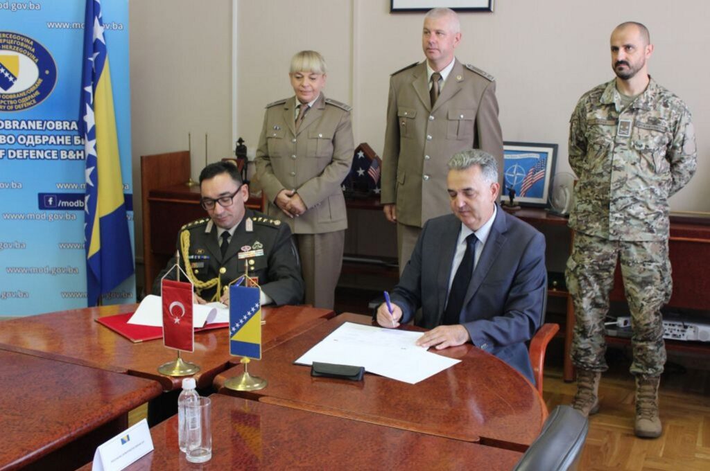 Bosnia's Deputy Defense Minister Zoran Sajinovic and Turkish Embassy Military Attaché Col. Mustafa Sıtkı Tatar sign agreement plan in Sarajevo, Bosnia-Herzegovina, Aug. 31, 2023. (AA Photo)