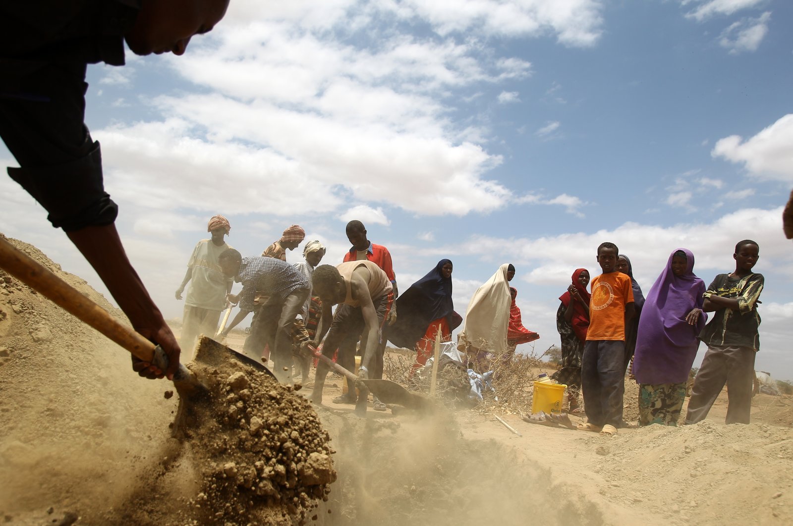Somalis dig wells for their relatives who died of drought, Somalia, Sept. 28, 2011. (Shutterstock Photo)