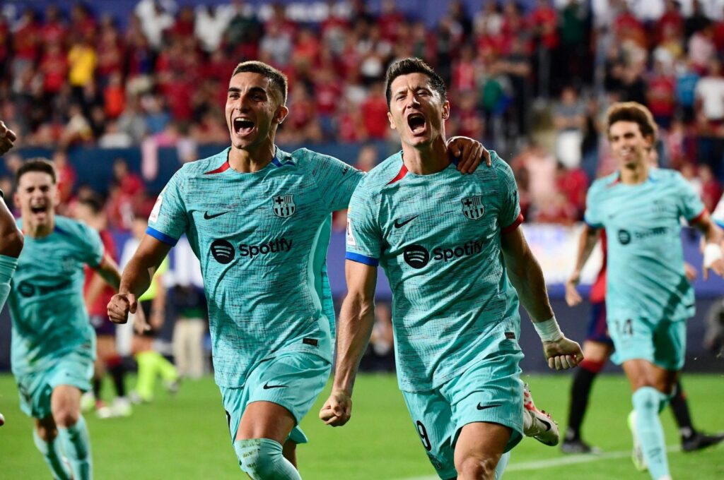 Barcelona's Ferran Torres (L) celebrates Robert Lewandowski's goal scored from the penalty spot during the Spanish Liga football match between CA Osasuna and FC Barcelona at El Sadar stadium, Pamplona, Spain, Sept. 3, 2023. (AFP Photo)