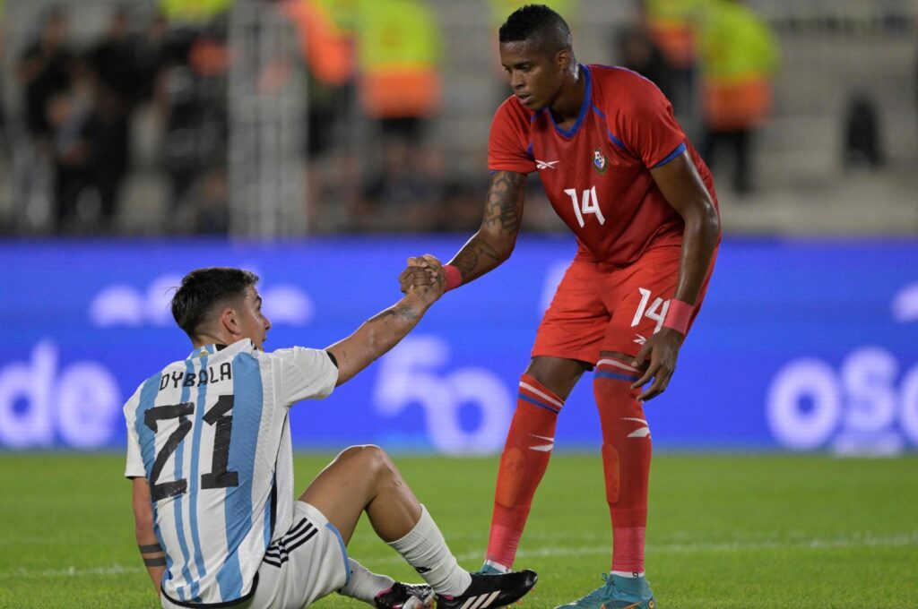 Panama's defender Gilberto Hernandez (R) helps Argentina's forward Paulo Dybala stand up during the friendly football match between Argentina and Panama at the Monumental stadium, Buenos Aires, Argentina, March 23, 2023. (AFP Photo)