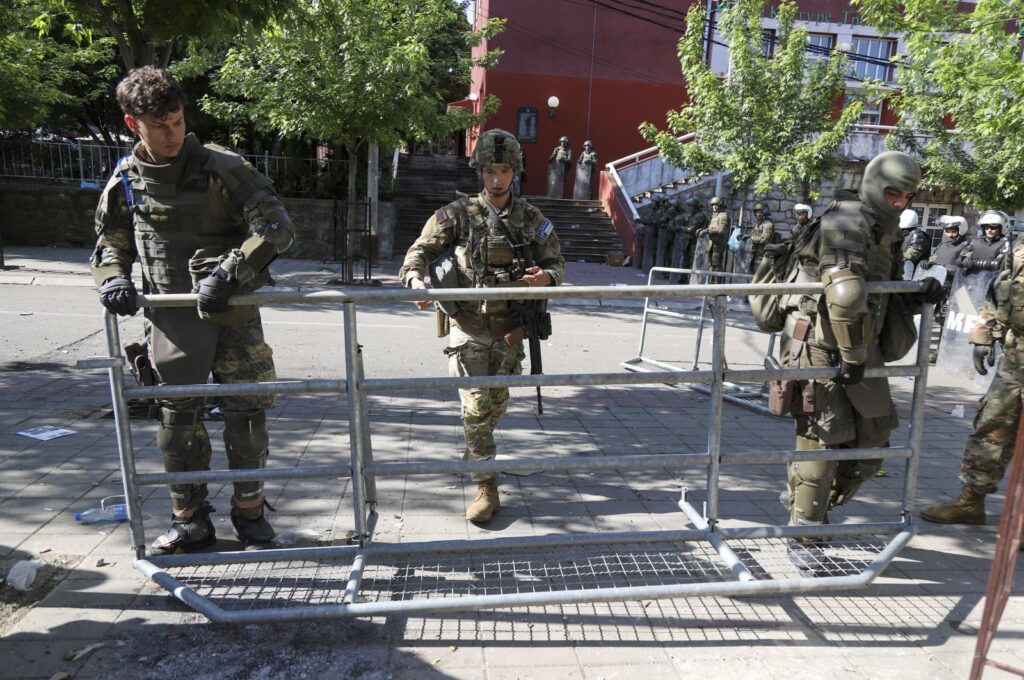 KFOR soldiers set up a security fence in front of a municipal building after yesterday's clashes between ethnic Serbs and troops from the NATO-led KFOR peacekeeping force, in the town of Zvecan, northern Kosovo, Tuesday, May 30, 2023. (AP File Photo)