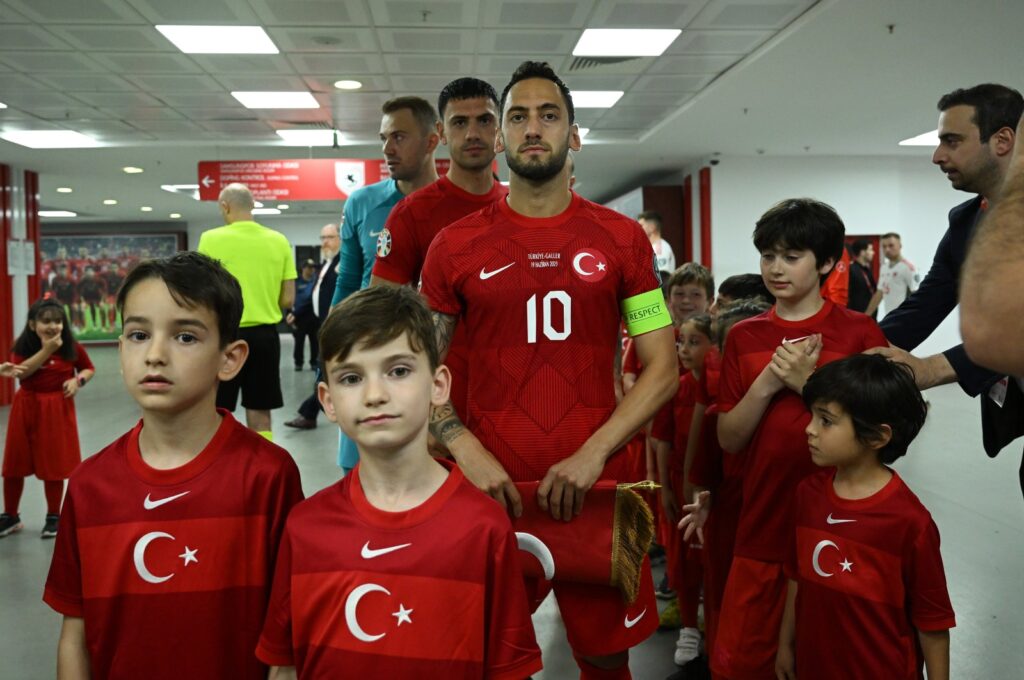 Türkiye's captain Hakan Çalhanoğlu prepares to lead his team onto the pitch prior to the UEFA EURO 2024 qualifying round group D match against Wales, Samsun, Türkiye, June 19, 2023. (Getty Images Photo)