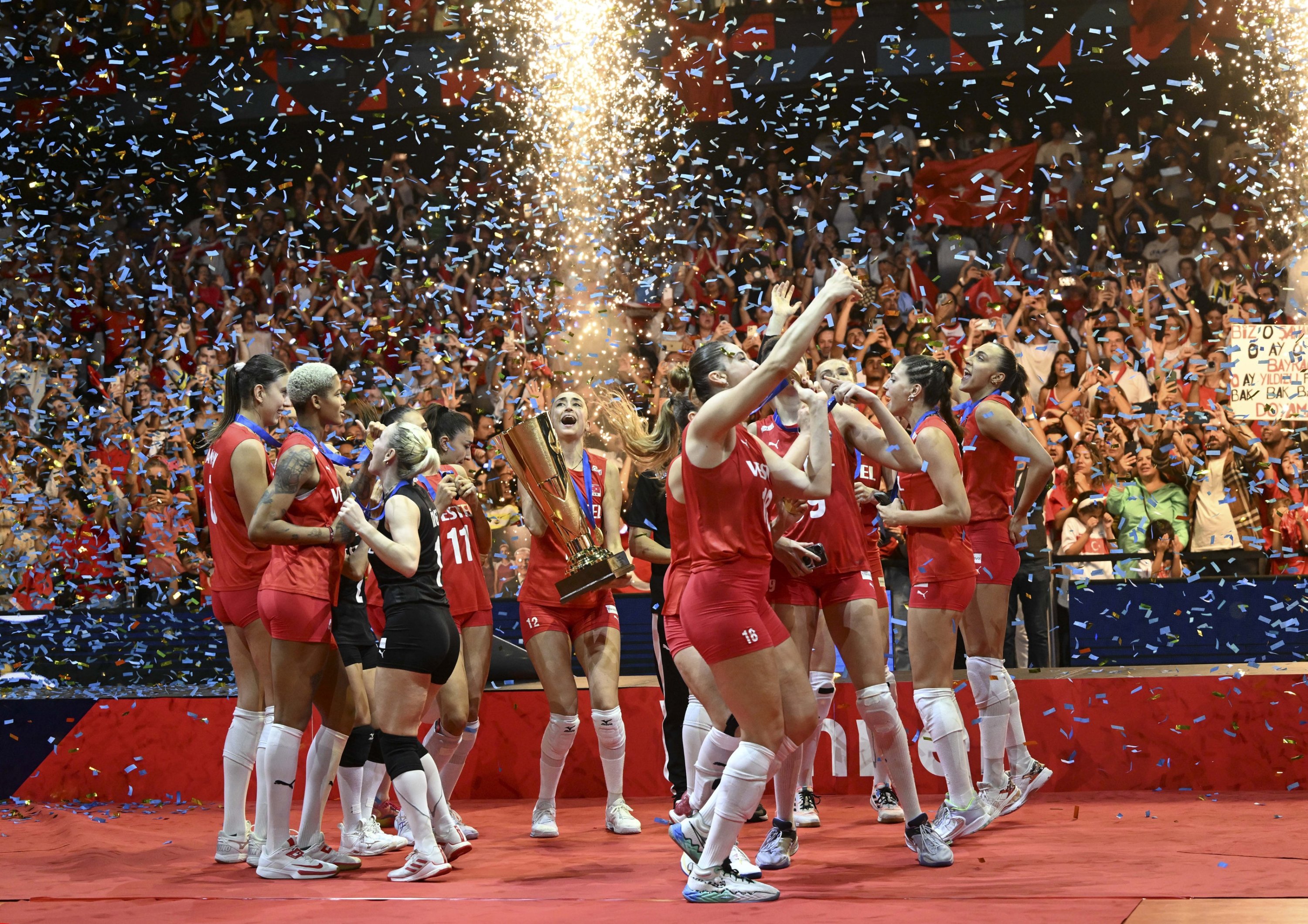 291187 Turkish players celebrate winning against Serbia in the Women's Eurovolley final, Istanbul, Tütkiye, Sept. 4, 2023. (AA Photo)