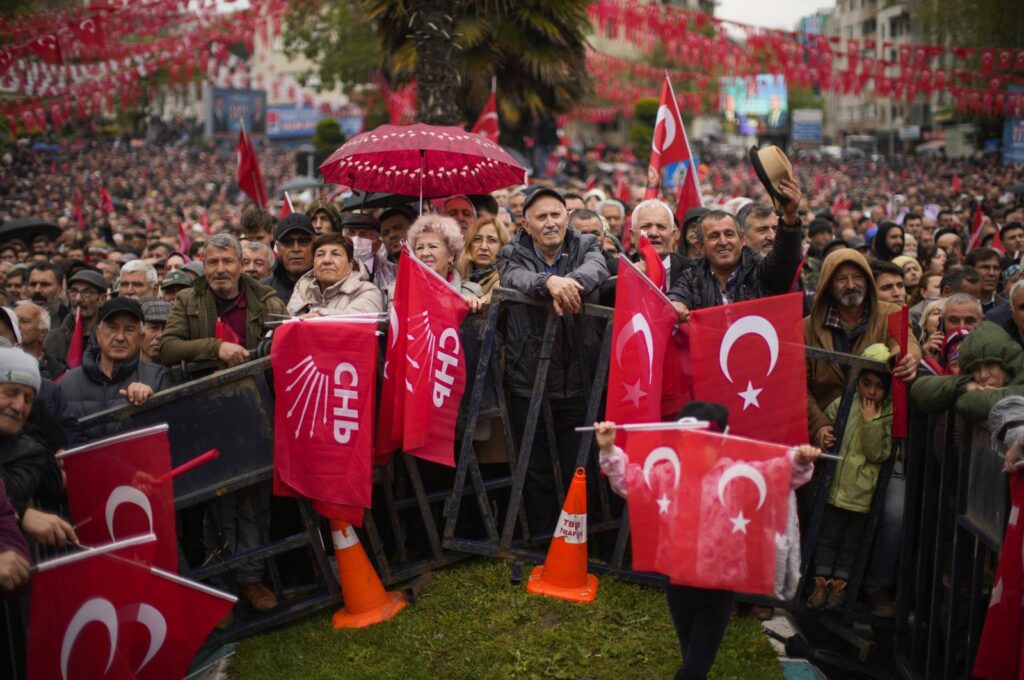 Supporters, with CHP and Turkish flags, listen to the CHP leader at an election rally in Tekirdağ, northwestern Türkiye, April 27, 2023. (AP Photo)