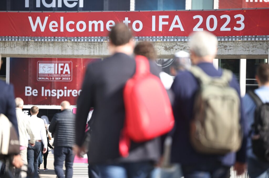 Visitors walk toward the entrance during the International Consumer Electronics Fair (IFA) in Berlin, Germany, Sept. 1, 2023. (EPA Photo)