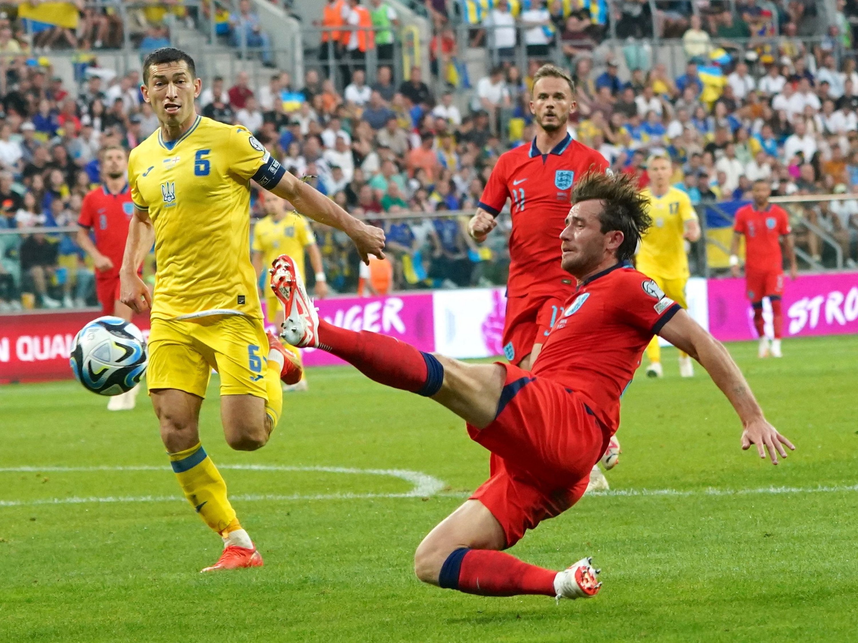 291529 Ukraine's Taras Stepanenko (L) and England Benjamin Chilwell vie for the ball during a Euro 2024 qualifier match in Wroclaw, Poland, Sept. 9, 2023. (AFP Photo)