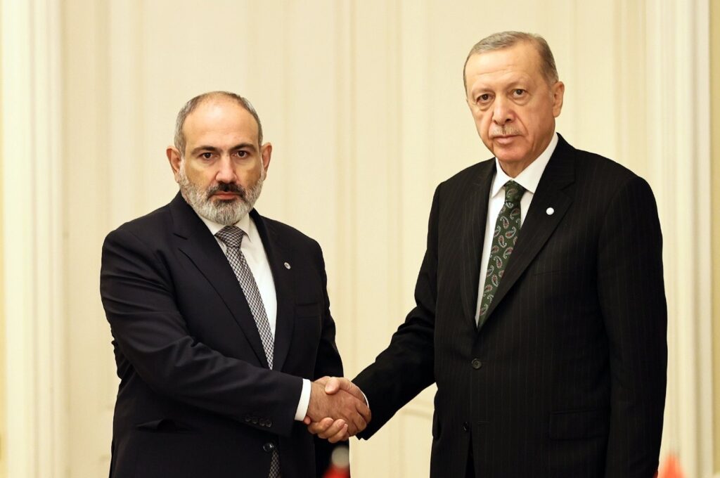 A handout photo made available by the Armenian Government press service shows President Recep Tayyip Erdoğan (R) shaking hands with Armenian Prime Minister Nikol Pashinian (L) during their meeting in Prague, Czech Republic, Oct. 6, 2022. (EPA File Photo)