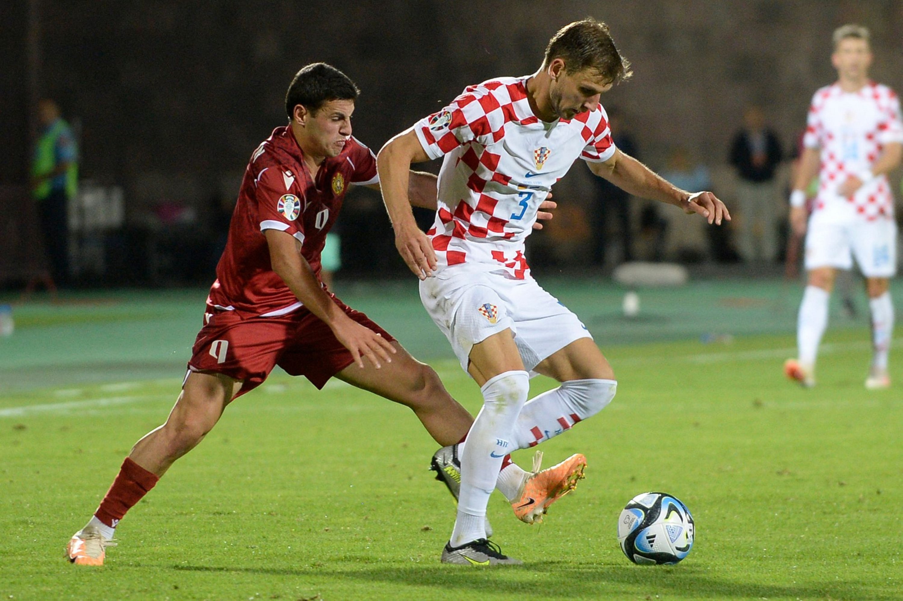 291873 Croatia's Borna Barisic (R) fights for the ball with Armenia's Artur Serobyan (L) during a UEFA Euro 2024 Group D qualifying match in Yerevan, Armenia, Sept. 11, 2023. (AFP Photo)