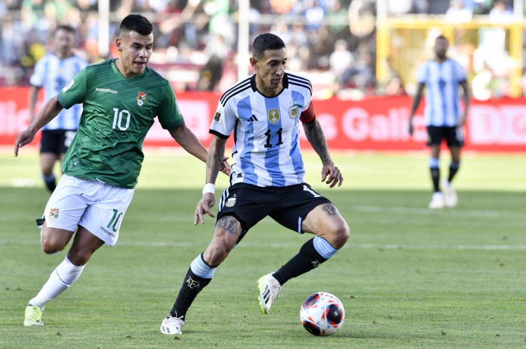 Bolivia's midfielder Moises Villarroel (L) and Argentina's forward Angel Di Maria vie for the ball during the 2026 FIFA World Cup South American qualifiers football match between Bolivia and Argentina, at the Hernando Siles stadium, La Paz, Bolivia, Sept. 12, 2023. (AFP Photo)