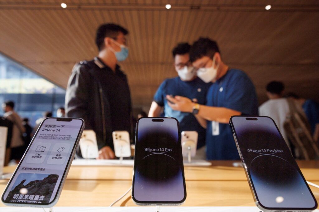 A customer talks to sales assistants in an Apple store as Apple Inc's new iPhone 14 models go on sale in Beijing, China, Sept. 16, 2022. (Reuters Photo)