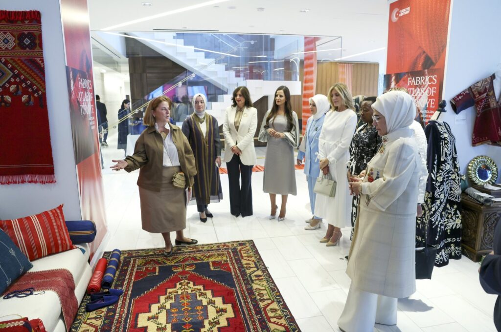 First lady Emine Erdoğan explains details about Anatolia's oldest textile products to her counterparts at Turkish House (Türkevi), New York, U.S., Sept. 19, 2023. (AA Photo)