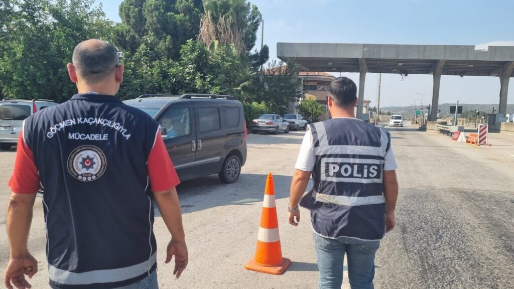 Police officials in Osmaniye province conducting checks against irregular migrants and smugglers, Sept. 25, 2023 (IHA Photo)