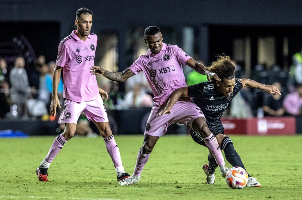 Inter Miami midfielder Dixon Arroyo (C) and Inter Miami Sergio Busquets (L) in action against Houston Dynamo FC Midfielder Adalberto Carrasquilla (R) during the the Lamar Hunt U.S. Open Cup Final Match between Inter Miami vs Houston Dynamo at DRV PNK stadium in Fort Lauderdale, Florida, US., Sept. 28, 2023. (EPA Photo)