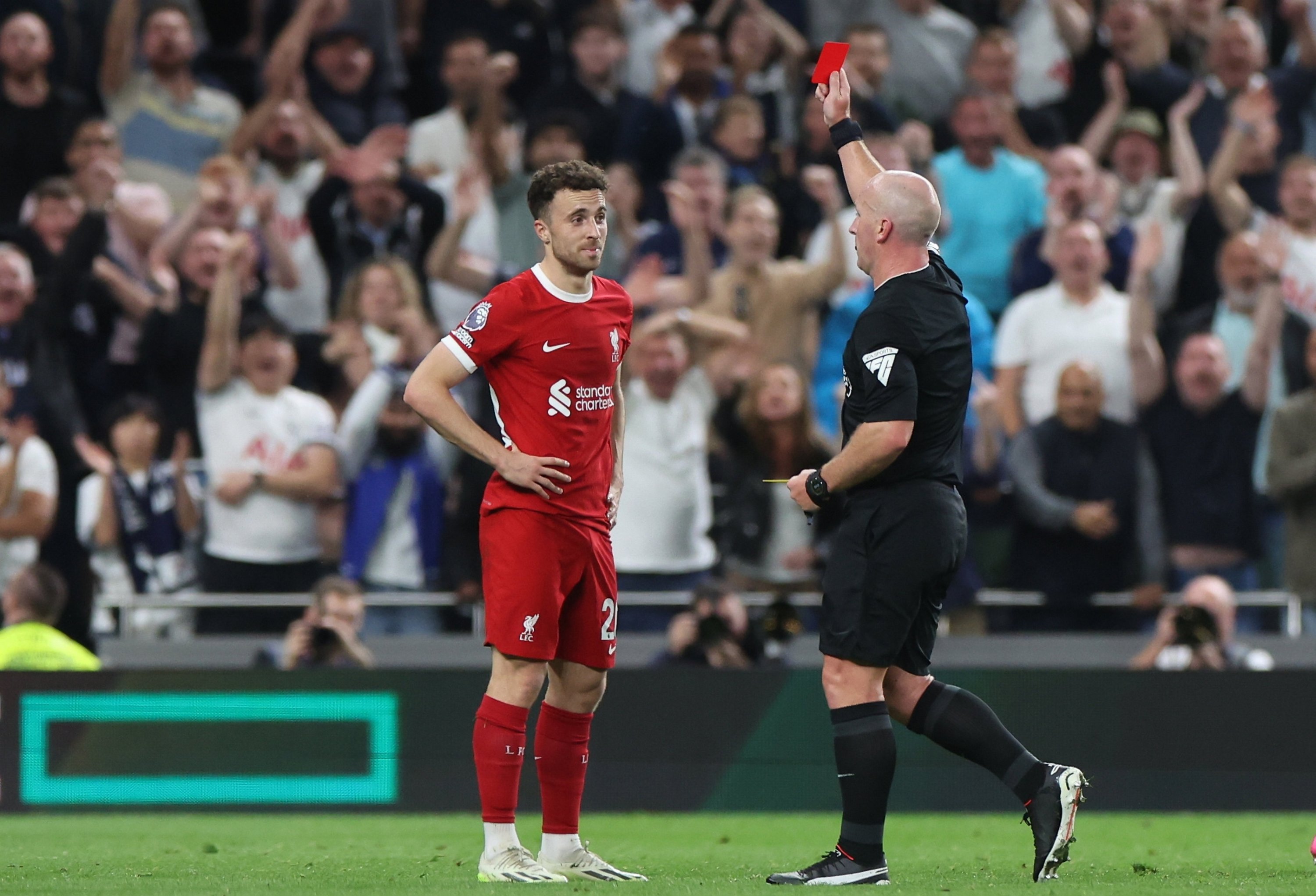294585 Liverpool's Diogo Jota (L) receives a red card from the referee Simon Hooper (R) during the English Premier League match between Tottenham Hotspur and Liverpool, London, UK., Sept. 30, 2023. (EPA Photo)
