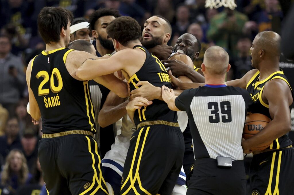 Golden State Warriors' Klay Thompson (front) and Draymond Green (back) get into an altercation with Minnesota Timberwolves center Rudy Gobert (middle) during the first half of an in-season NBA tournament basketball game, San Francisco, U.S., Nov. 14, 2023. (AP Photo)