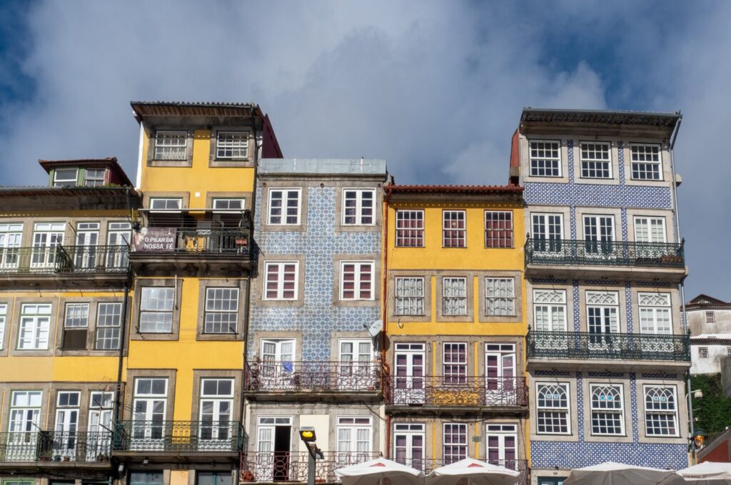 If you sail across the Douro in Porto, you will see colorful houses above the banks of the river from the water. (dpa Photo)