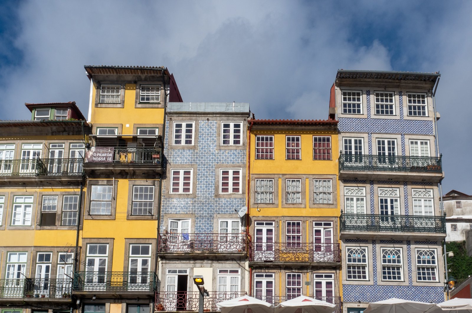 If you sail across the Douro in Porto, you will see colorful houses above the banks of the river from the water. (dpa Photo)