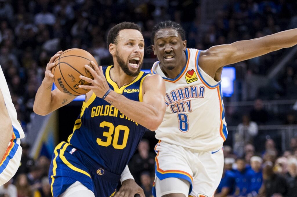 Golden State Warriors' Stephen Curry (L) drives to the basket as Oklahoma City Thunder's Jalen Williams defends during the second half at Chase Center, San Francisco, California, U.S., Nov. 18, 2023. (Reuters Photo)