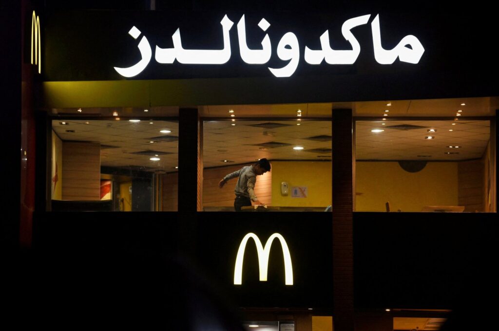 A worker cleans a table in an empty McDonald's restaurant as a result of the boycott of Western brands in Egypt due to the Israeli bombardment in Gaza, in Cairo, Egypt, Nov. 20, 2023. (Reuters Photo)