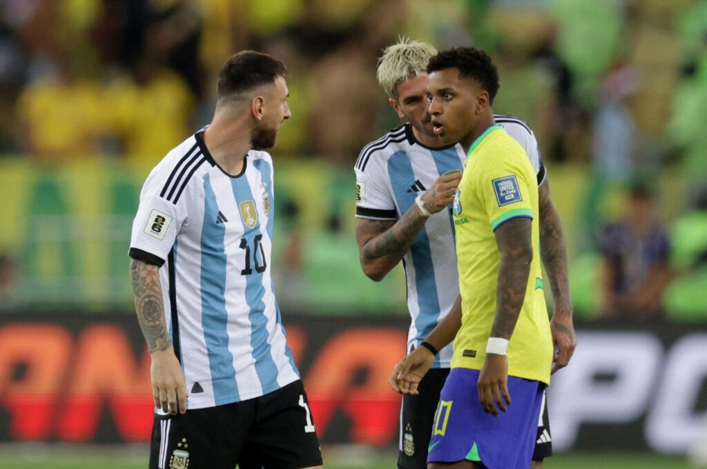 Argentina's Lionel Messi and Brazil's Rodrygo (R) clash before the delayed start of the 2026 World Cup qualifiers match, Estadio Maracana, Rio de Janeiro, Brazil, Nov. 21, 2023. (Reuters Photo)