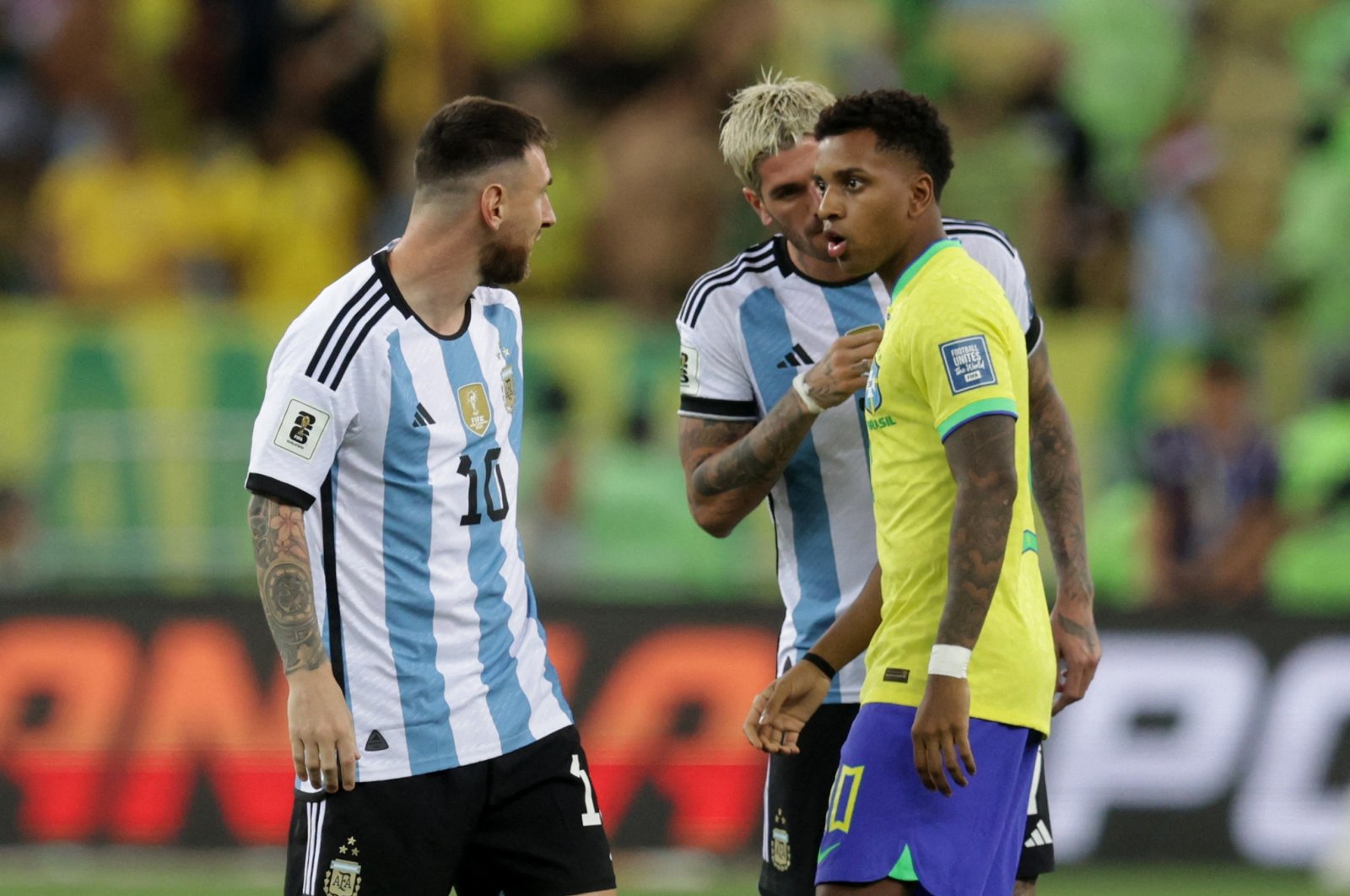 Argentina's Lionel Messi and Brazil's Rodrygo (R) clash before the delayed start of the 2026 World Cup qualifiers match, Estadio Maracana, Rio de Janeiro, Brazil, Nov. 21, 2023. (Reuters Photo)