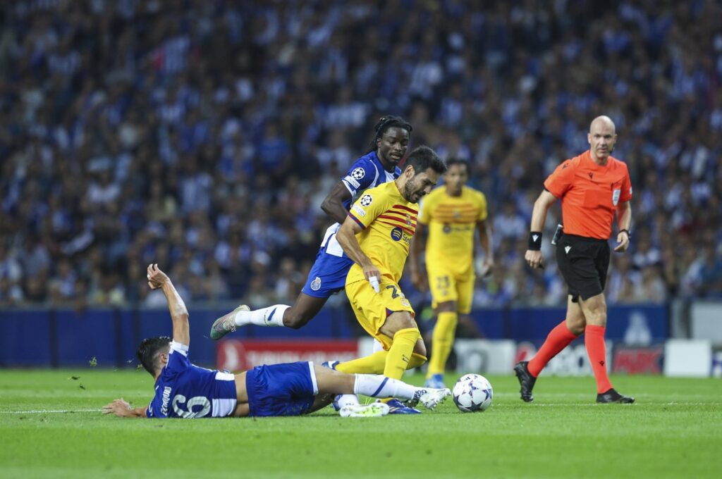 FC Porto's Stephen Eustaquio FC Porto (L) tackles Barcelona's Ilkay Gündogğan (R) during the UEFA Champions League Group H match, Estadio do Dragao, Porto, Portugal, Oct. 4, 2023. (Getty Images Photo)