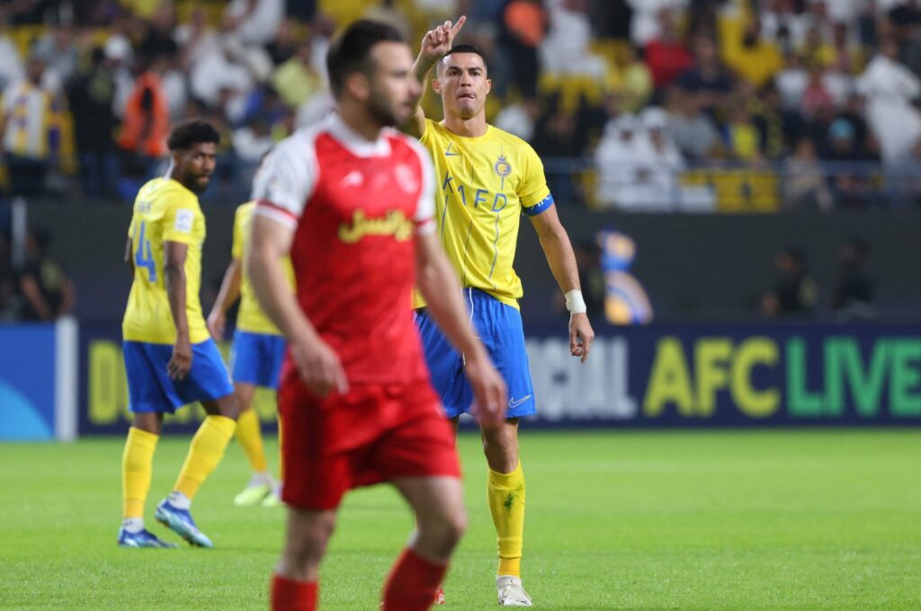 Al Nassr's Cristiano Ronaldo (R) tells the referee that there was no foul and no need for a penalty during the AFC Champions League Group E football match between Saudi's al-Nassr and Iran’s Persepolis at the Al-Awwal Stadium, Riyadh, Saudi Arabia, Nov. 27, 2023. (AFP Photo)