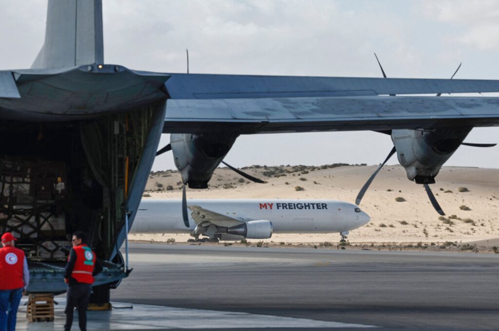 Members of Egypt's Red Crescent unload aid for the Gaza Strip from an Iraqi military airplane on the tarmac of Egypt's El-Arish airport on Nov. 27, 2023. (AFP Photo)