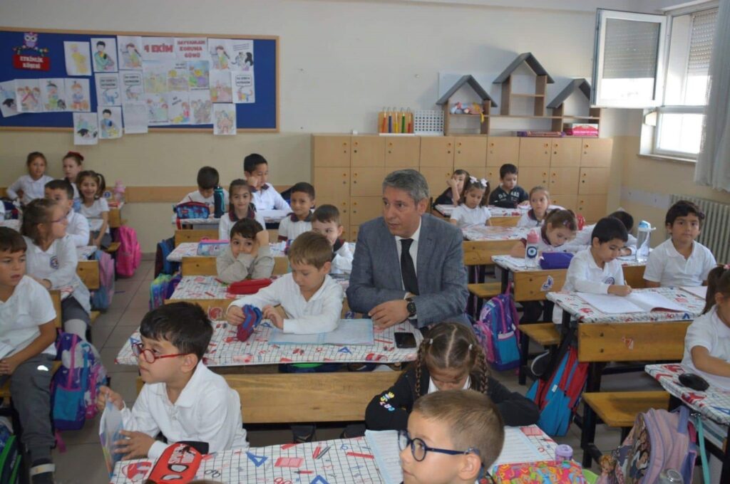 National Education Minister Yusuf Tekin poses with primary students in Balıkesir, Türkiye, Nov. 29, 2023. (IHA Photo)