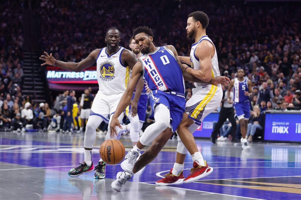 Sacramento Kings' Malik Monk drives to the basket against Golden State Warriors' Stephen Curry in the fourth quarter during the NBA In-Season Tournament game at Golden 1 Center, Sacramento, U.S, Nov. 28, 2023. (AFP Photo)