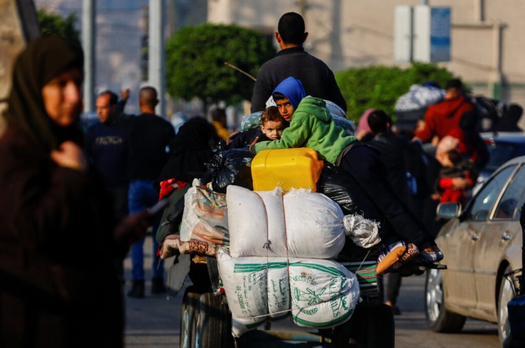 Palestinians flee their houses due to Israeli strikes in the eastern part of Khan Younis, Gaza Strip, Palestine, Dec. 1, 2023. (Reuters Photo)