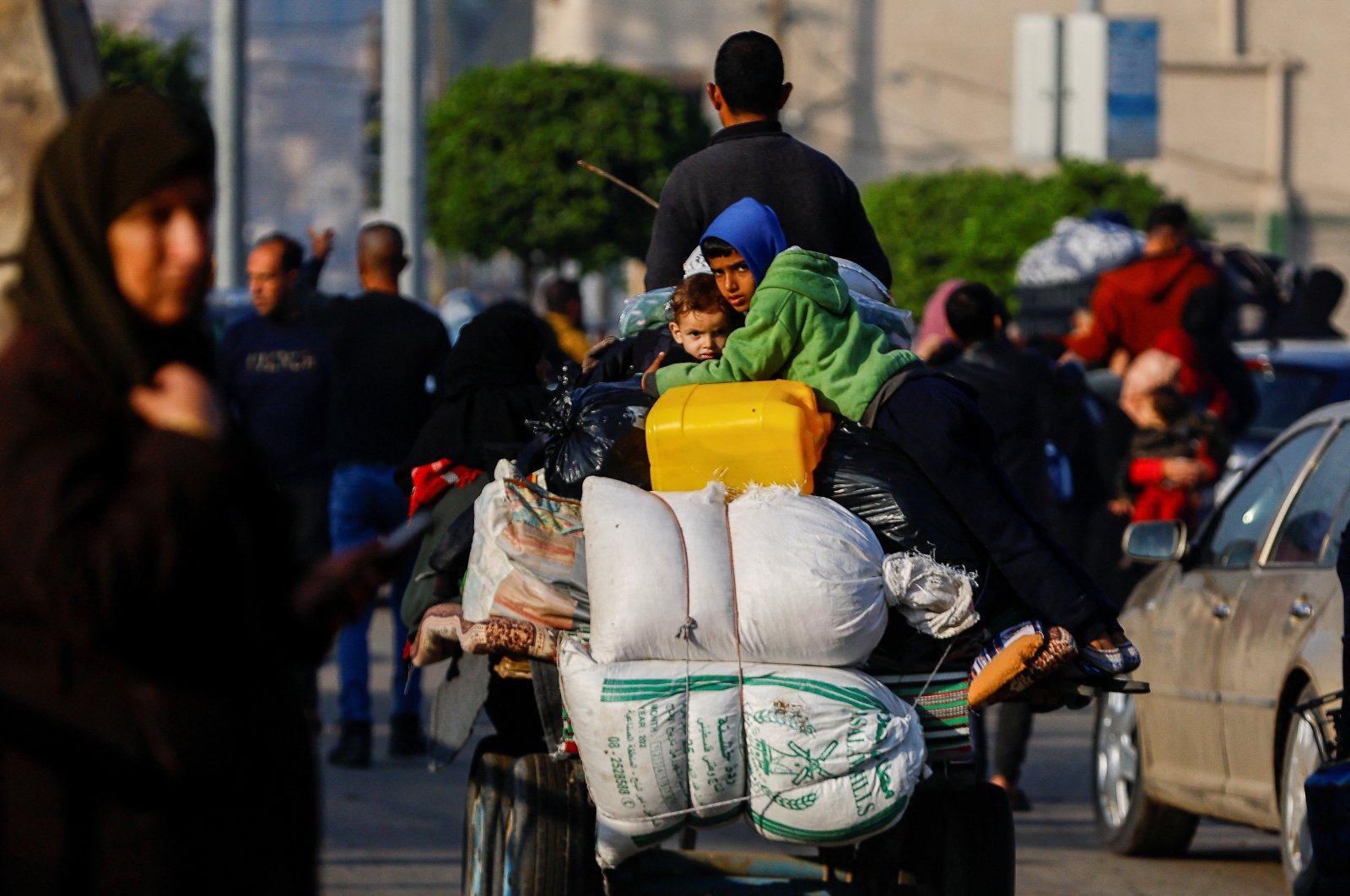 Palestinians flee their houses due to Israeli strikes in the eastern part of Khan Younis, Gaza Strip, Palestine, Dec. 1, 2023. (Reuters Photo)