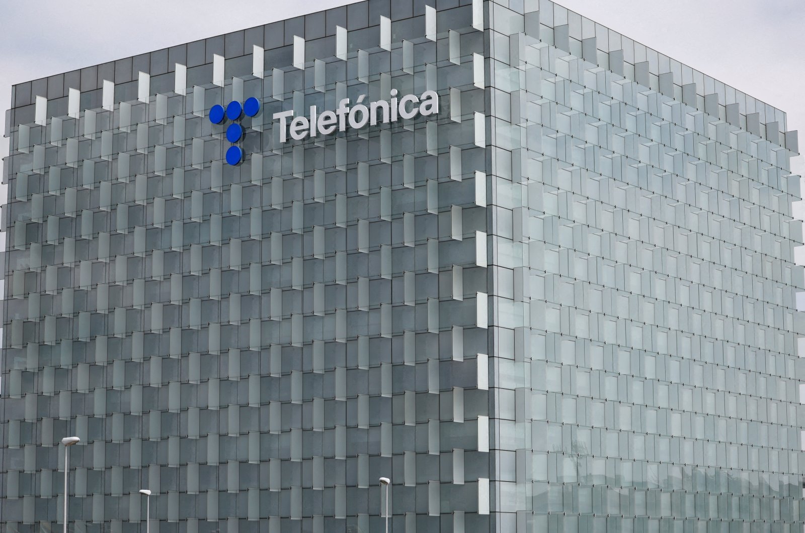 The logo of Spanish telecoms firm Telefonica is seen atop the company's building in Madrid, Spain, Sept. 6, 2023. (Reuters Photo)