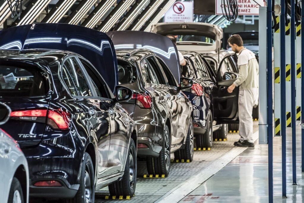 Cars are seen in the Bursa factory of Tofaş, a joint venture of Türkiye's Koç Holding and Italian-American carmaker Fiat Chrysler, northwestern Türkiye, Oct. 30, 2018. (DHA Photo)