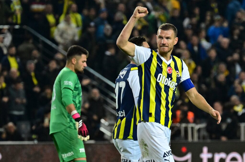 Fenerbahçe's Edin Dzeko celebrates after scoring against Sivasspor at the Ülker Fenerbahçe Şükrü Saraçoğlu Stadium, Istanbul, Türkiye, Dec. 4, 2023. (AA Photo)