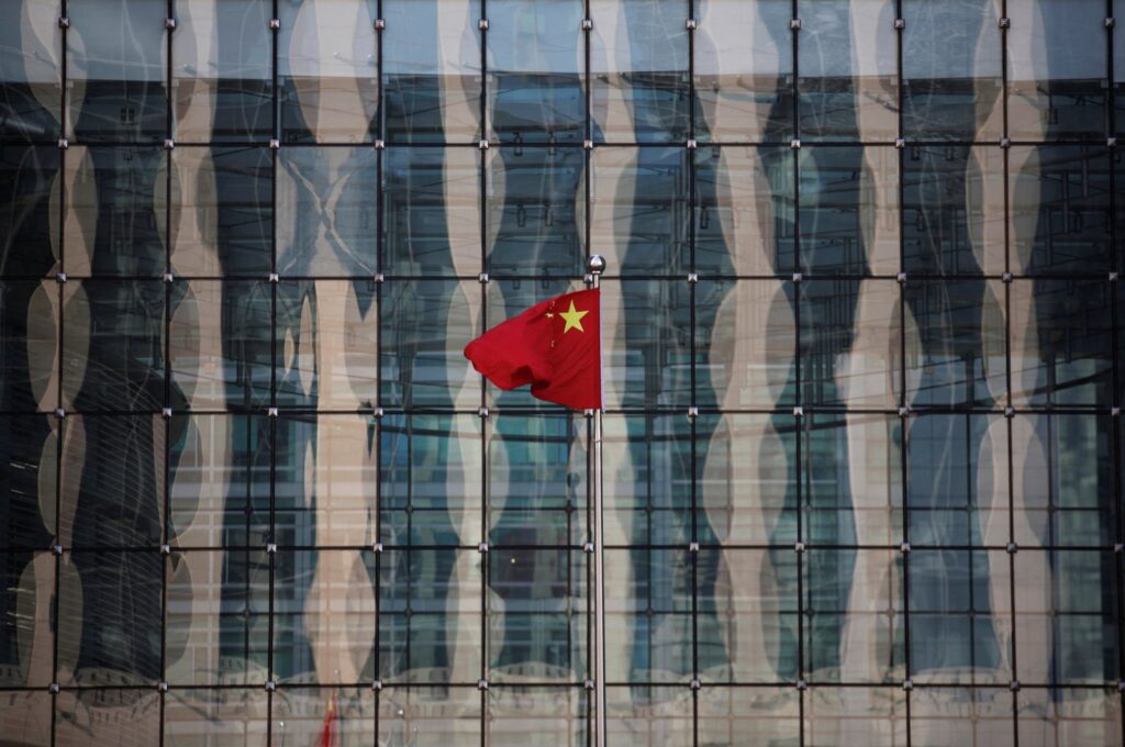 A Chinese national flag flutters at the headquarters of a commercial bank on a financial street near the headquarters of the People's Bank of China, China's central bank, in central Beijing, Nov. 24, 2014. (Reuters Photo)