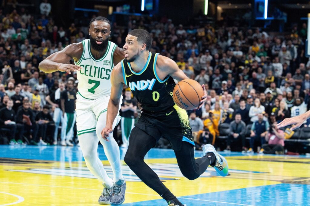 Indiana Pacers guard Tyrese Haliburton (R) dribbles while Boston Celtics guard Jaylen Brown defends in the second half at Gainbridge Fieldhouse, Indianapolis, Indiana, U.S., Dec 4, 2023. (Reuters Photo)