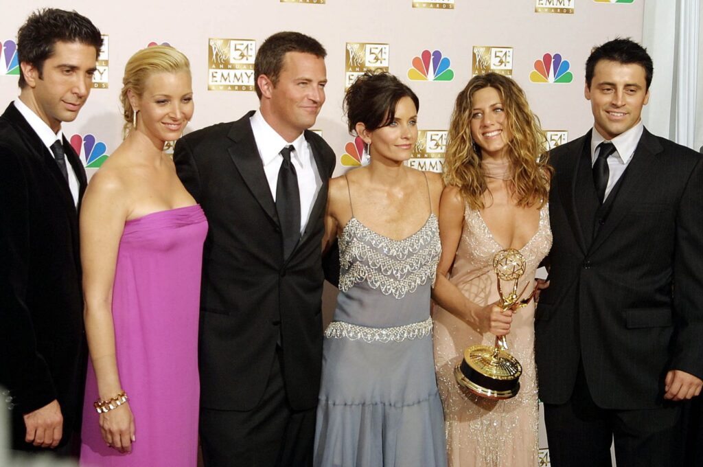 Cast members from "Friends" (L-R) David Schwimmer, Lisa Kudrow, Mathew Perry, Courtney Cox Arquette, Jennifer Aniston and Matt LeBlanc, pose for photographers at the 54th Annual Emmy Awards at the Shrine Auditorium in Los Angeles, California, U.S., Sept. 22, 2002. (AFP Photo)